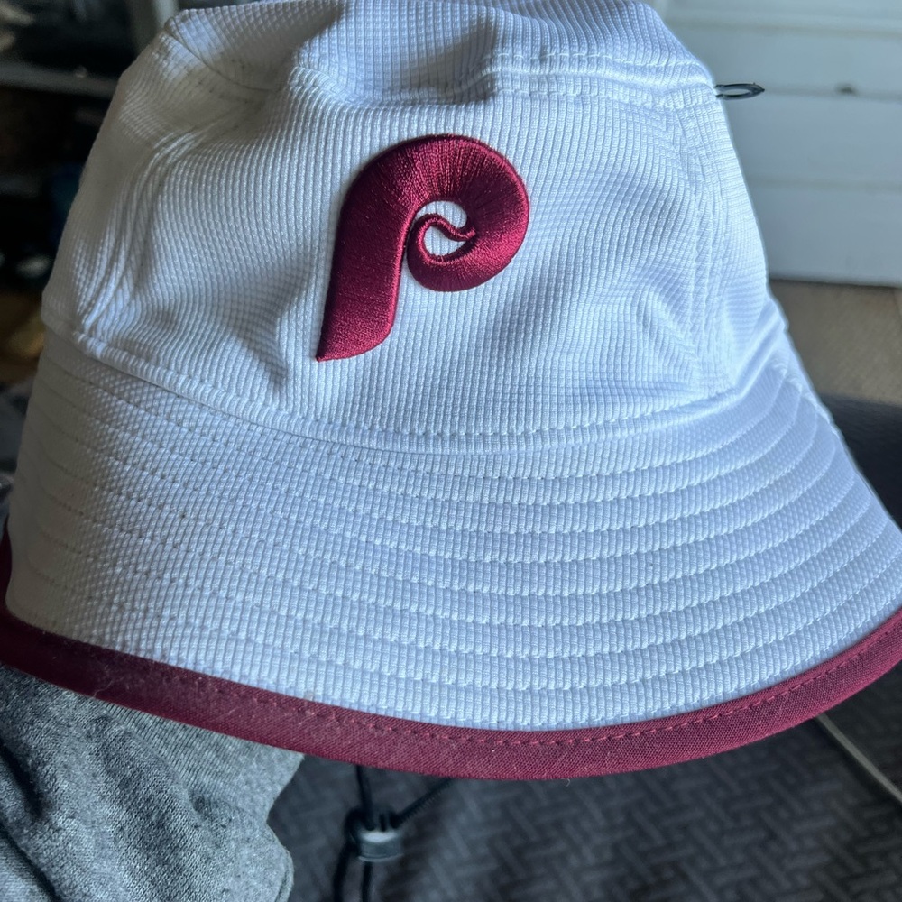New Era White Bucket Hat with Philadelphia Phillies Logo. NWT
